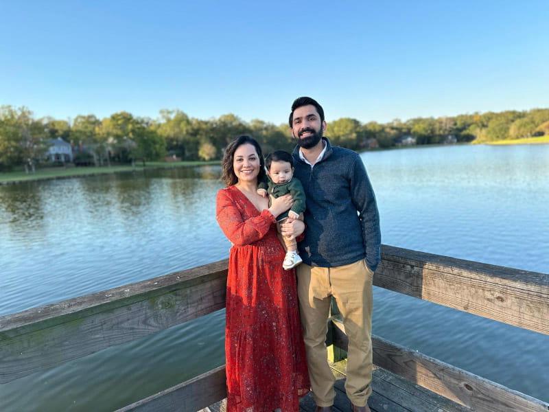 Dr. Zerelda Esquer Garrigos (right); her husband, Dr. Prakhar Vijayvargiya; and their son, Rohan. Esquer Garrigos和Vijayvargiya共同指导位于杰克逊的密西西比大学医学中心医学院的移植传染病项目. (Photo courtesy of Dr. Zerelda Esquer Garrigos)